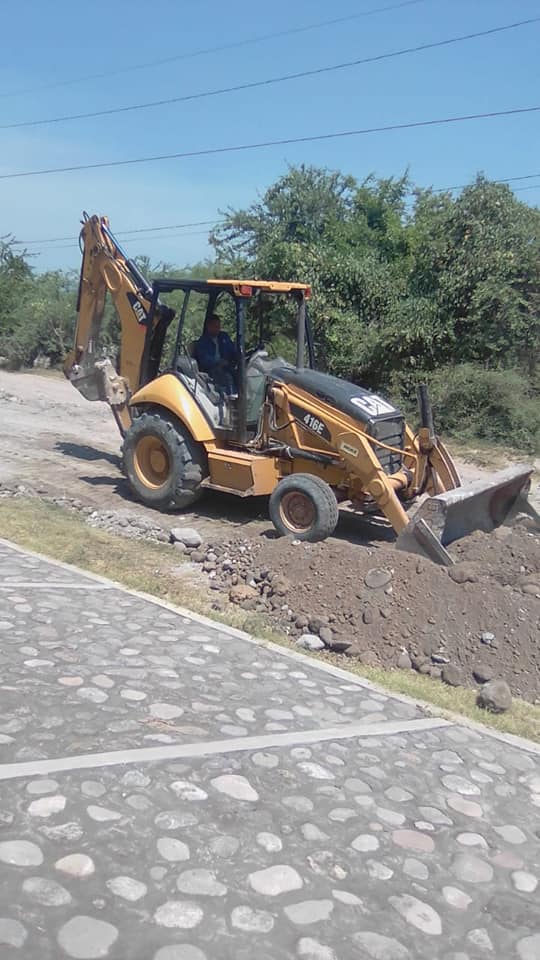 CONTINUAN LABORES DE REPARACIÓN EN CALLES DEL MUNICIPIO.